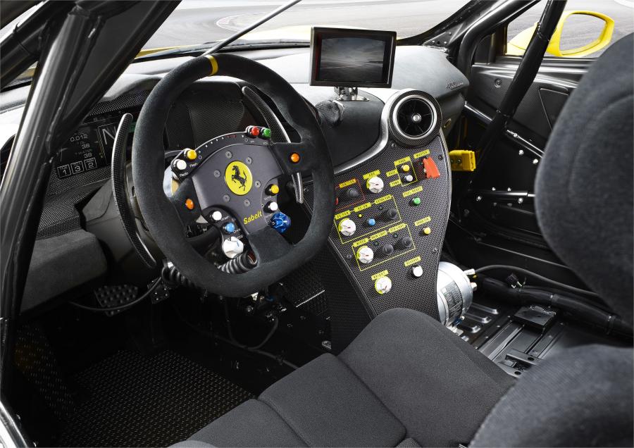 Интерьер Ferrari 488 Challenge 2017 года  (фото 3 из 38)